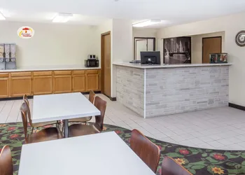 Super 8 by Wyndham Pekin/Peoria Area hotel thumbnail 2