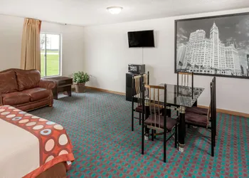 Super 8 by Wyndham Pekin/Peoria Area hotel thumbnail 3