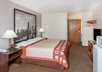 Super 8 by Wyndham Pekin/Peoria Area hotel thumbnail 5
