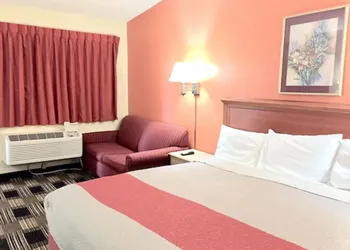 Red Carpet Inn North Chicago hotel thumbnail 3