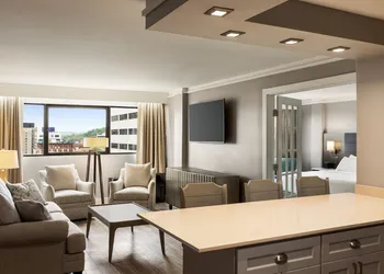 Crowne Plaza Knoxville Downtown University by IHG hotel thumbnail 7
