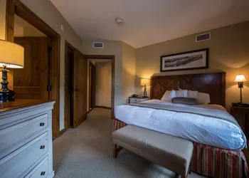 The Lodge at Mountaineer Square, A Vail Resorts Property hotel thumbnail 6