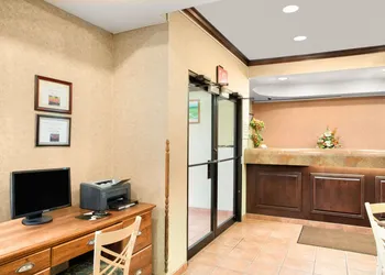Super 8 by Wyndham Grayville hotel thumbnail 2