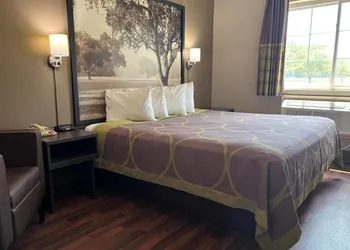 Super 8 by Wyndham Grayville hotel thumbnail 4