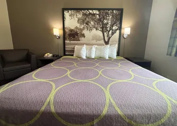 Super 8 by Wyndham Grayville hotel thumbnail 6