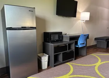 Super 8 by Wyndham Grayville hotel thumbnail 7
