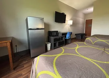 Super 8 by Wyndham Grayville hotel thumbnail 8