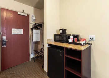 Cobblestone Hotel & Suites - Knoxville hotel thumbnail 8