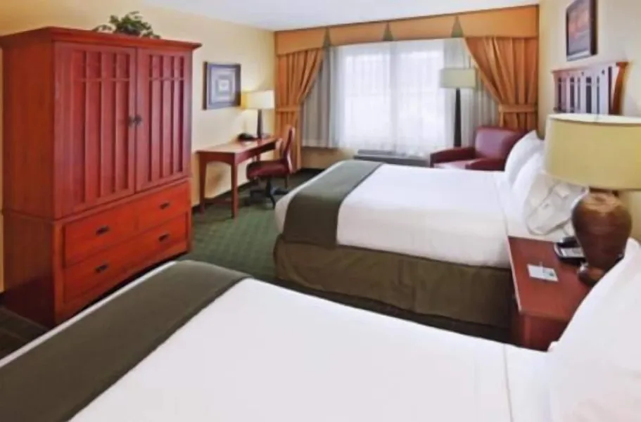 Holiday Inn Express Hotel & Suites Springfield hotel detail image 6