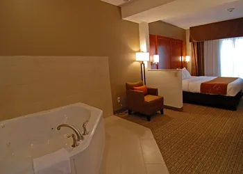 Comfort Suites Marquette hotel thumbnail 5