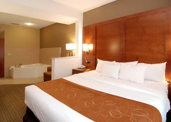 Comfort Suites Marquette hotel thumbnail 6