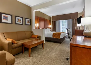 Comfort Suites Marquette hotel thumbnail 8