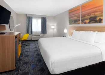 Days Inn by Wyndham Wooster hotel thumbnail 4