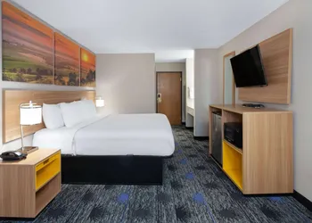 Days Inn by Wyndham Wooster hotel thumbnail 5