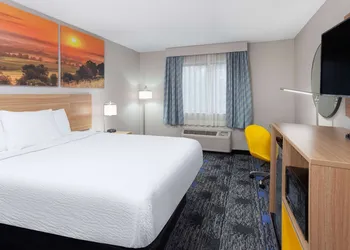 Days Inn by Wyndham Wooster hotel thumbnail 8