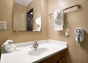Days Inn by Wyndham Pierre hotel thumbnail 8