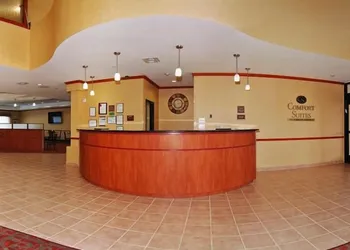 Quality Suites Near Cedar Creek Lake hotel thumbnail 2