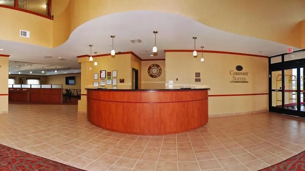 Quality Suites Near Cedar Creek Lake hotel detail image 2