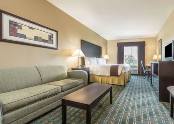 Days Inn & Suites by Wyndham Mineral Wells hotel thumbnail 3