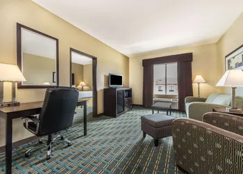 Days Inn & Suites by Wyndham Mineral Wells hotel thumbnail 5