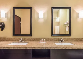 Days Inn & Suites by Wyndham Mineral Wells hotel thumbnail 8