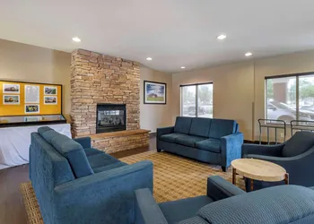 Comfort Suites Coralville I-80 hotel thumbnail 3