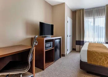 Comfort Suites Coralville I-80 hotel thumbnail 5