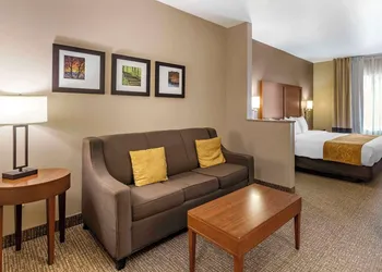 Comfort Suites Coralville I-80 hotel thumbnail 6
