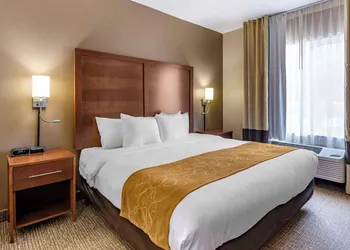 Comfort Suites Coralville I-80 hotel thumbnail 7