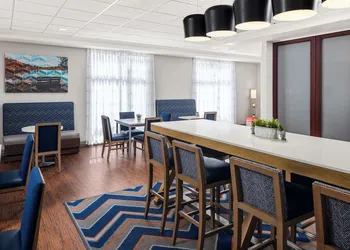 Hampton Inn Fairmont hotel thumbnail 4