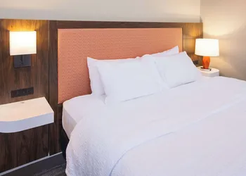 Hampton Inn Fairmont hotel thumbnail 7