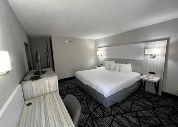 Baymont by Wyndham Peoria hotel thumbnail 2