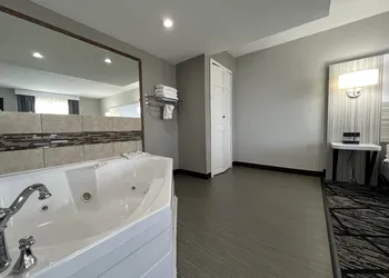 Baymont by Wyndham Peoria hotel thumbnail 5