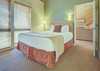 Seventh Mountain Resort hotel thumbnail 6