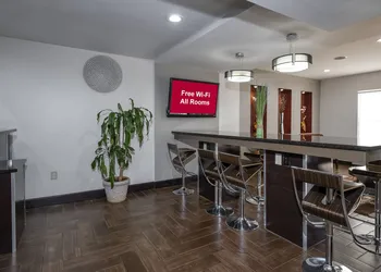 Red Roof Inn Raleigh - North-Crabtree Mall/Lenovo Center hotel thumbnail 2