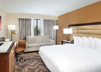 DoubleTree by Hilton Hotel Lawrence hotel thumbnail 2