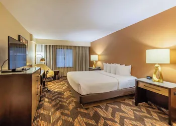 DoubleTree by Hilton Hotel Lawrence hotel thumbnail 5