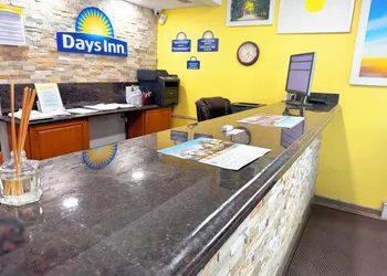 Days Inn by Wyndham Mason City hotel thumbnail 2
