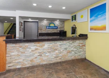 Days Inn by Wyndham Mason City hotel thumbnail 3