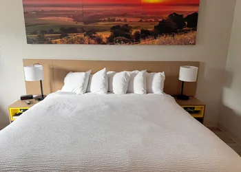 Days Inn by Wyndham Mason City hotel thumbnail 8