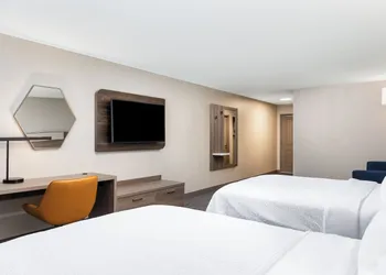 Holiday Inn Express & Suites Green Bay East by IHG hotel thumbnail 5