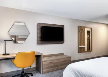 Holiday Inn Express & Suites Green Bay East by IHG hotel thumbnail 7