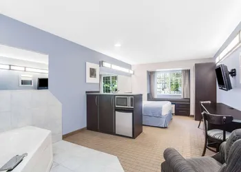 Microtel Inn & Suites by Wyndham Bath hotel thumbnail 6