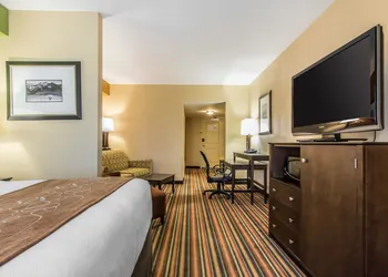 Comfort Suites Jackson I-40 hotel thumbnail 4