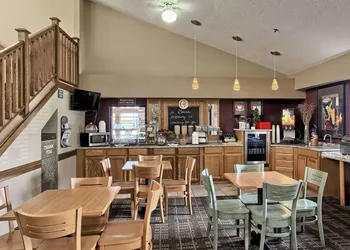 Blossom Hotel & Suites Traverse City hotel thumbnail 4