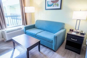 Quality Inn Palm Beach International Airport hotel thumbnail 8