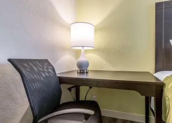 Quality Inn Palm Beach International Airport hotel thumbnail 2