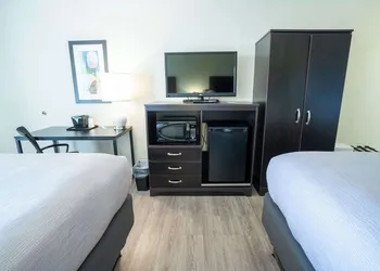 Quality Inn Palm Beach International Airport hotel thumbnail 6