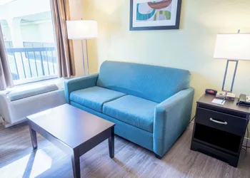 Quality Inn Palm Beach International Airport hotel thumbnail 8