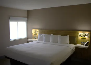 Baymont Inn & Suites by Wyndham San Marcos Outlet Malls hotel thumbnail 8